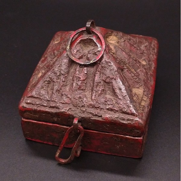 Boîte à Tikka Indienne Ancienne en Bois – Coffret Traditionnel Sculpté
