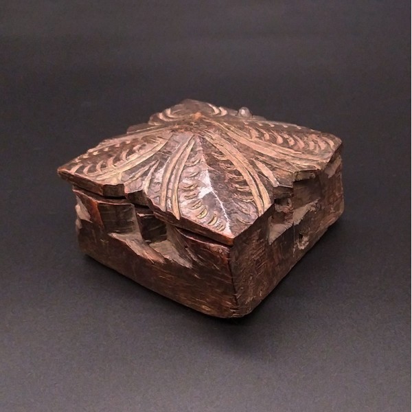 Boîte à Tikka / Kumkum Indienne Ancienne en Bois – Coffret Traditionnel Sculpté