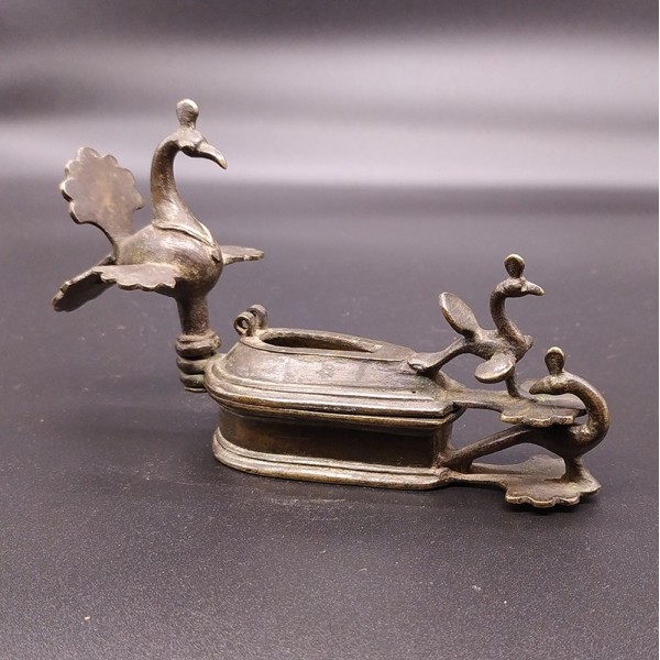 Boîte à tikka en bronze avec paon sculpté – Antiquité indienne