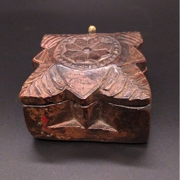 Boîte à Tikka / Kum kum Indienne Ancienne en Bois – Coffret Traditionnel Sculpté