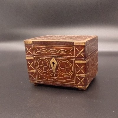 Coffret ancien en teck avec...