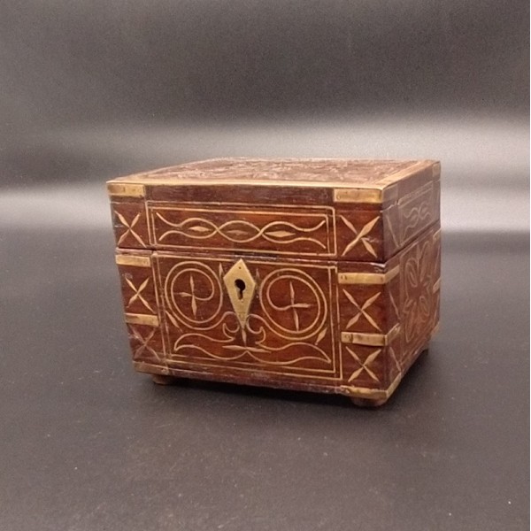 Coffret ancien en teck avec incrustations de laiton – Antiquité indienne