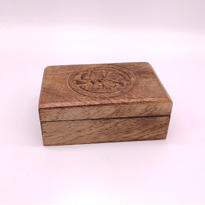 Détail du motif gravé sur coffret en bois de manguier