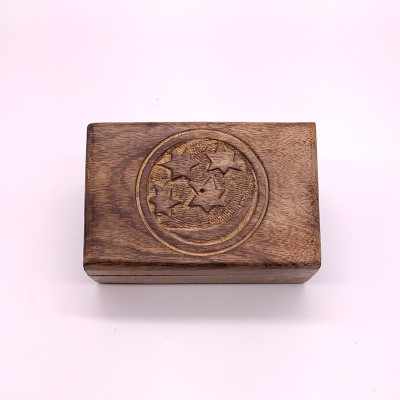 Détail du motif gravé sur coffret en bois de manguier
