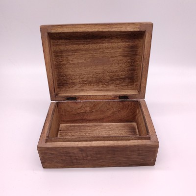 Coffret en bois de manguier avec motif gravé sur le dessus