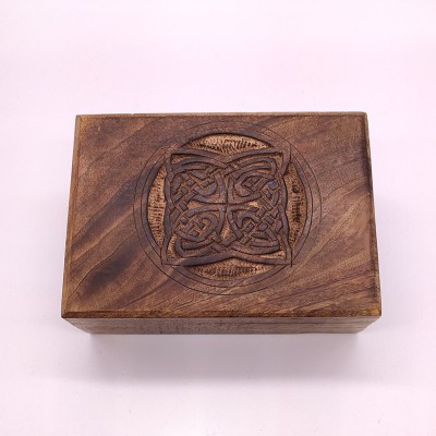 Coffret en bois de manguier avec motif celtique gravé sur le dessus