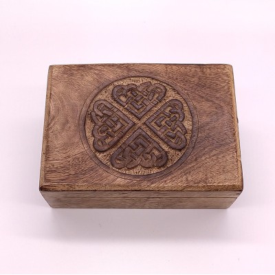 Détail du motif celtique gravé sur coffret en bois de manguier