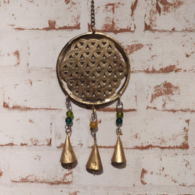 Carillon clochette fleur de vie en métal artisanal indien avec médaillon décoratif et clochettes suspendues