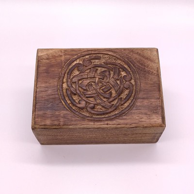 Détail du motif gravé sur coffret en bois de manguier