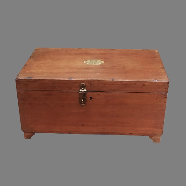 Coffre ancien en teck indien avec compartiment intérieur – authenticité & histoire
