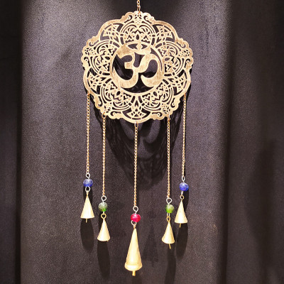 Carillon clochette om aum en métal artisanal indien avec clochettes suspendues