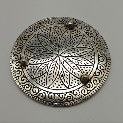 Détail du brûleur à encens en métal artisanal