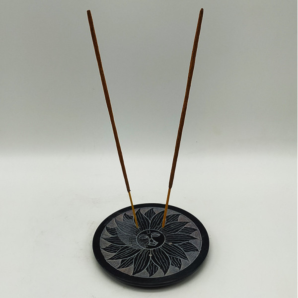 Brûleur à encens en pierre gravée d'un Soleil - artisanat Inde