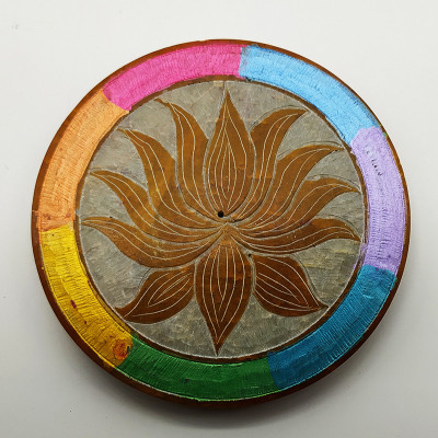 Brûleur d’encens artisanal en pierre gravée d'une leur de lotus fabriqué en Inde