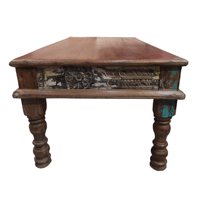 Détail frise sculptée antique table basse indienne en teck