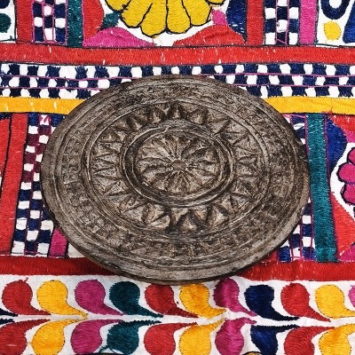 Moule à galette ancien en pierre noire sculptée – artisanat traditionnel indien
