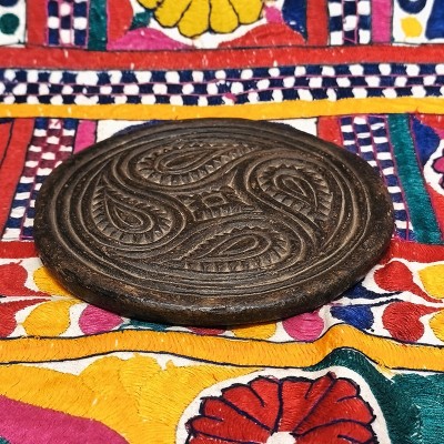 Moule à galette ancien en pierre noire sculptée – artisanat traditionnel indien