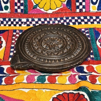 Moule à galette ancien en pierre noire sculptée – artisanat traditionnel indien