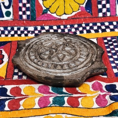 Moule à galette ancien en pierre noire sculptée – artisanat traditionnel indien