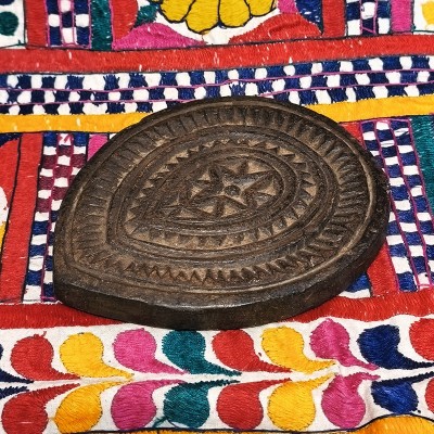 Moule à galette ancien en pierre noire sculptée – artisanat traditionnel indien