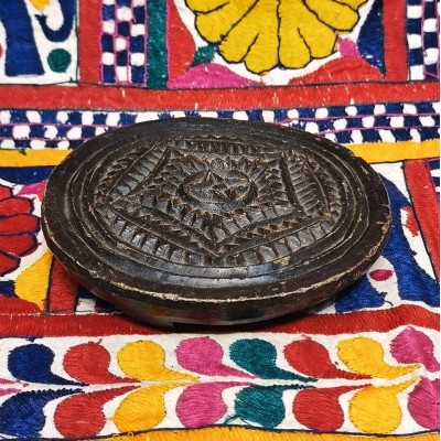 Moule à galette ancien en pierre noire sculptée – artisanat traditionnel indien