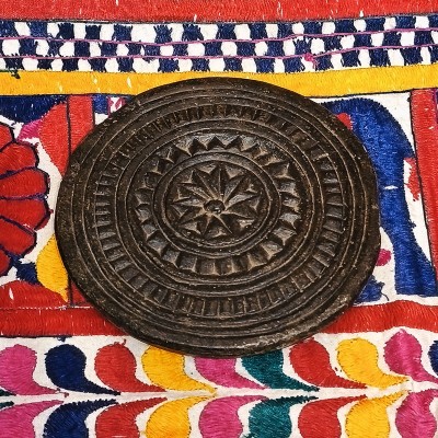 Moule à galette ancien en pierre noire sculptée – artisanat traditionnel indien