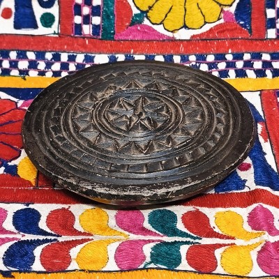 Moule à galette ancien en pierre noire sculptée – artisanat traditionnel indien