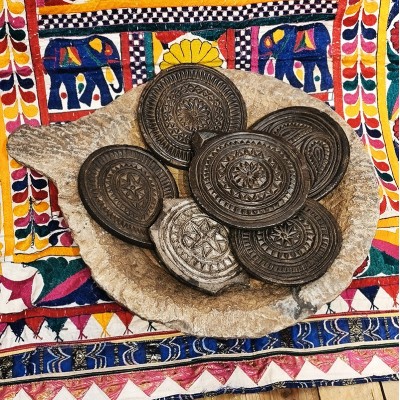 Moule à galette ancien en pierre noire sculptée – artisanat traditionnel indien