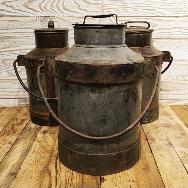 Pot à Lait Ancien en Métal – Artisanat Rural d’Inde