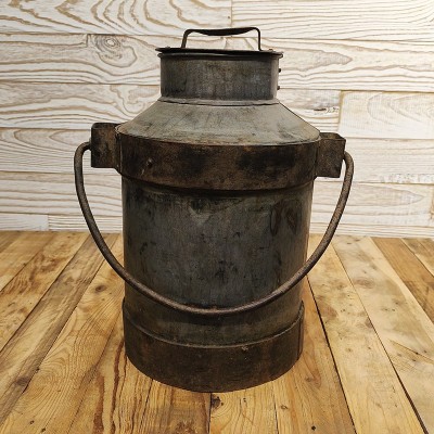 Pot à Lait Ancien en Métal – Artisanat Rural d’Inde