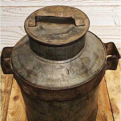 Pot à Lait Ancien en Métal – Artisanat Rural d’Inde