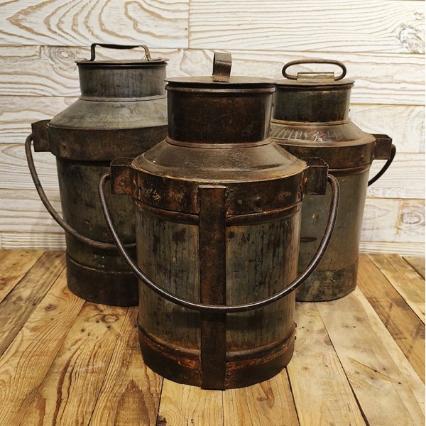 Pot à Lait Ancien en Métal – Artisanat Rural d’Inde
