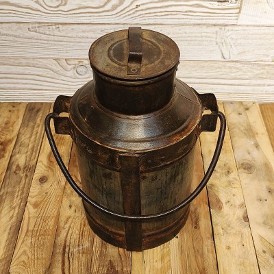 Pot à Lait Ancien en Métal – Artisanat Rural d’Inde