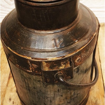 Pot à Lait Ancien en Métal – Artisanat Rural d’Inde
