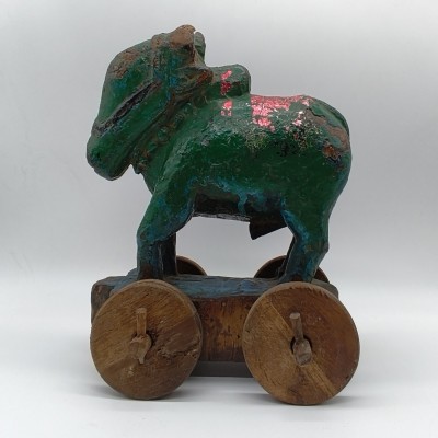 Nandi ancien indien – Jouet artisanal coloré en bois et métal sur roues