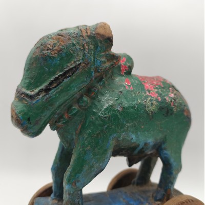 Nandi ancien indien – Jouet artisanal coloré en bois et métal sur roues