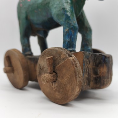 Nandi ancien indien – Jouet artisanal coloré en bois et métal sur roues