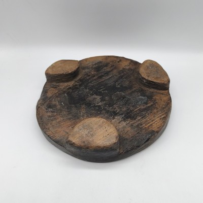 détail Plateau à chapati ancien en bois de teck d’Inde – Objet artisanal vintage