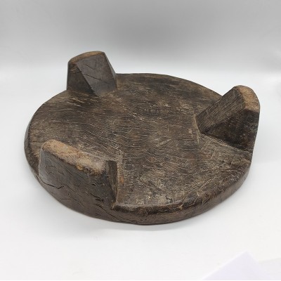 détail Plateau à chapati ancien en bois de teck d’Inde – Objet artisanal vintage