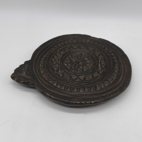 Moule à galette ancien en pierre noire – Artisanat traditionnel de l’Inde