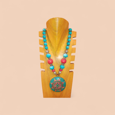 Collier ethnique tibétain artisanal turquoise et pendentif mandala fait main en Inde