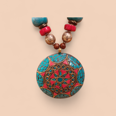 Collier ethnique tibétain artisanal turquoise et pendentif mandala fait main en Inde