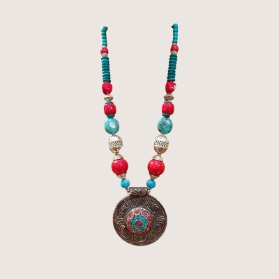 Collier ethnique tibétain artisanal turquoise et pendentif mandala fait main en Inde