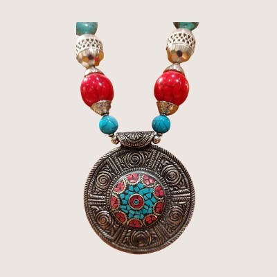 Collier ethnique tibétain artisanal turquoise et pendentif mandala fait main en Inde