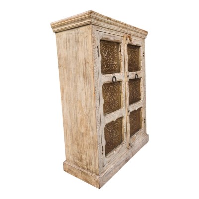 Petit meuble indien ancien à deux portes vu de trois-quarts