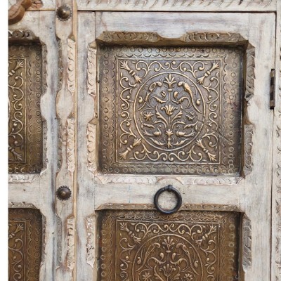 Détail des panneaux métalliques ciselés à motifs floraux du meuble indien