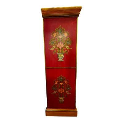 3.	Détail des peintures florales multicolores sur une armoire indienne