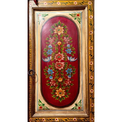 Détail des peintures florales multicolores sur une armoire indienne