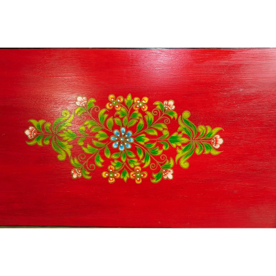 Détail des peintures florales multicolores sur une armoire indienne sur le dessus du meuble