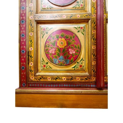 Détail des peintures florales multicolores sur une armoire indienne